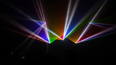 Mehrfarbiges Lasernetz mit geometrischen Lichtformen bei einer Lasershow von LLS