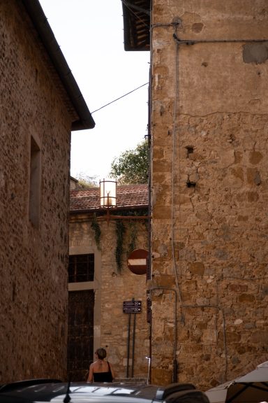 Enge Gassen zwischen historischen Steinhäusern in San Gimignano, Toskana