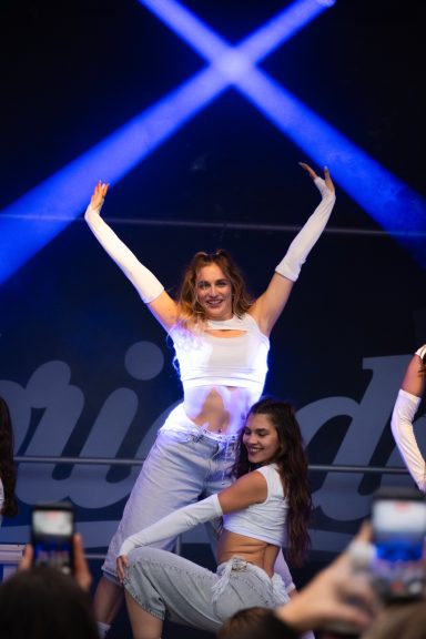 Tänzerinnen "The Crew by Isi" bei einer Bühnenshow beim Amperium Open Air in Fürstenfeldbruck