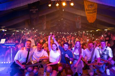 Partyband Sauwuid gemeinsam mit dem Publikum nach einem Live-Auftritt bei der Pasinger Vorwiesn