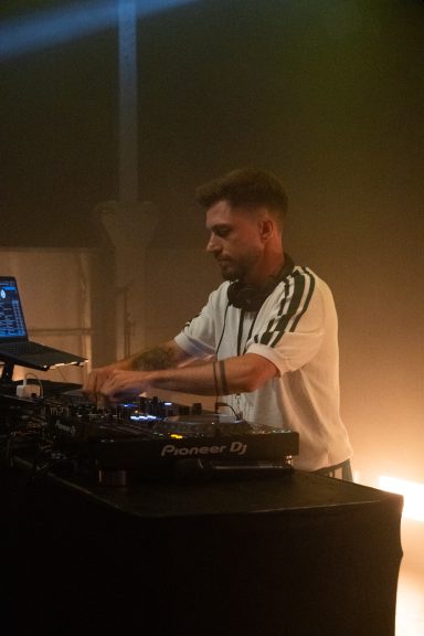 DJ Brucklyn am Mischpult beim Amperium Open Air in Fürstenfeldbruck
