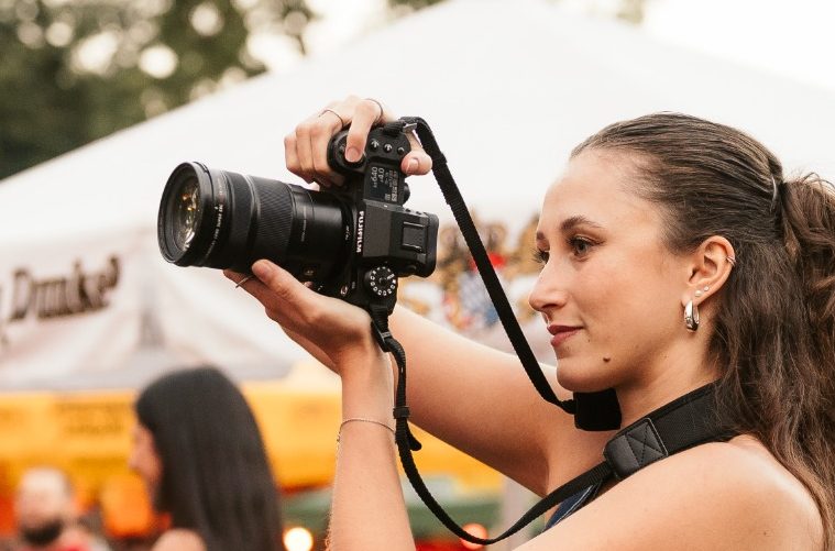 Fotografin von CC Creative Studios bei der Eventfotografie mit Kamera