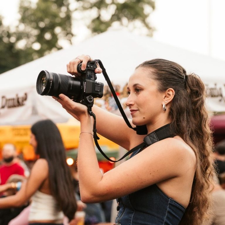 Fotografin von CC Creative Studios bei einem Event in Oberbayern
