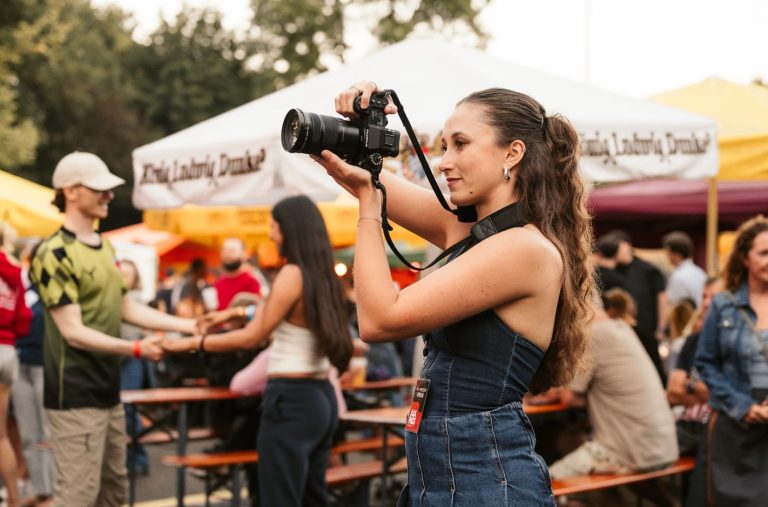 Fotografin von CC Creative Studios beim Fotografieren einer Veranstaltung