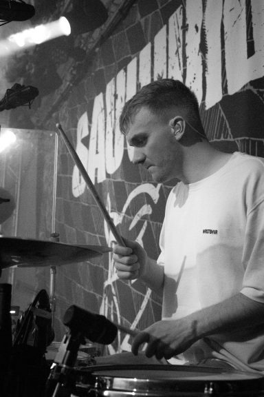 Schlagzeuger SaschPak der Partyband Sauwuid bei einem Konzert in Schwarz-Weiß