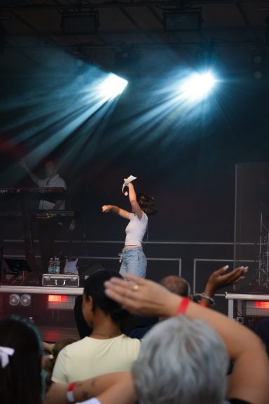 Sängerin Kleo mit K auf der Bühne vor Publikum beim Amperium Open Air in Fürstenfeldbruck