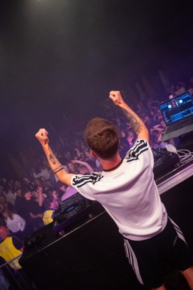 DJ Brucklyn vor dem Publikum beim Amperium Open Air in Fürstenfeldbruck