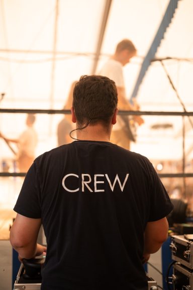 Crew-Mitglied während einer Veranstaltung der Partyband Sauwuid in München