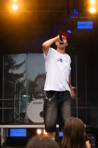Sänger Simon Will mit Mikrofon beim Amperium Open Air in Fürstenfeldbruck