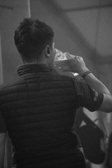 Sänger der Partyband Sauwuid mit Bier in Schwarz-Weiß