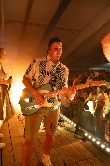 Gitarrist der Partyband Sauwuid bei einem Live-Auftritt vor Publikum in München bei der Pasinger Vorwiesn