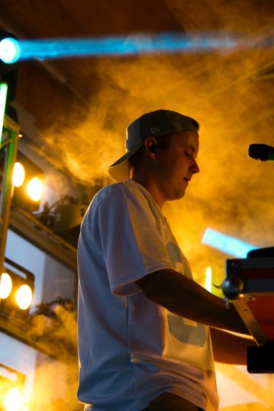Musiker der Partyband Sauwuid am Keyboard während eines Live-Auftritts