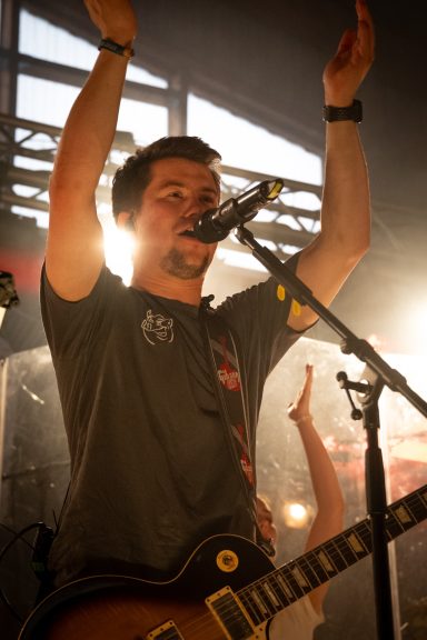 Sänger und Gitarrist der Partyband Sauwuid bei einem energiegeladenen Live-Auftritt