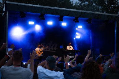 Publikum vor der Konzertbühne beim Auftritt der Band "Briada" beim Amperium Open Air in Fürstenfeldbruck