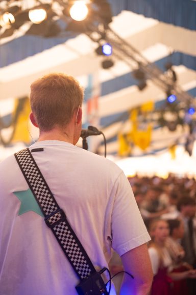 Musiker der Partyband Sauwuid mit Blick auf das Publikum bei der Pasinger Vorwiesn in München