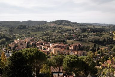 Blick über die Hügellandschaft rund um San Gimignano in der Toskana