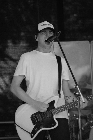 Gitarrist und Sänger Leon Asen beim Live-Auftritt auf dem Amperium Open Air in Fürstenfeldbruck
