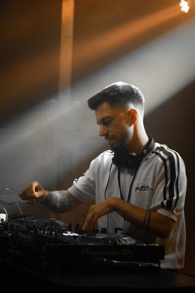 DJ Brucklyn am Mischpult beim Amperium Open Air in Fürstenfeldbruck