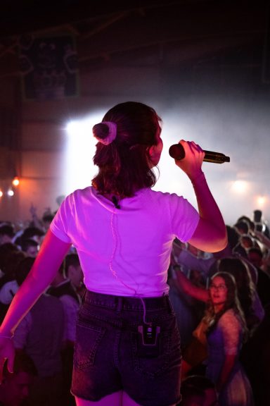 Sängerin Kleo mit K der Partyband Sauwuid mit Mikrofon vor dem Publikum bei dem Hallenfest Esting