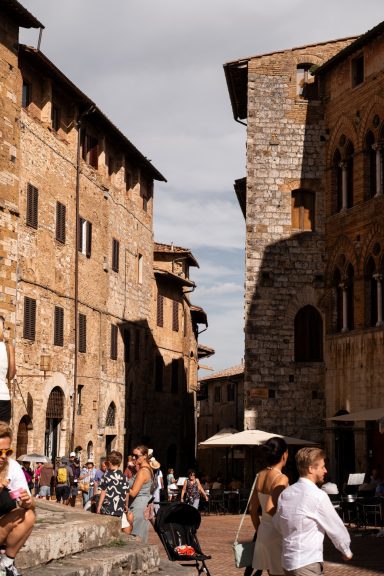 Historischer Platz und mittelalterliche Architektur im Zentrum von San Gimignano