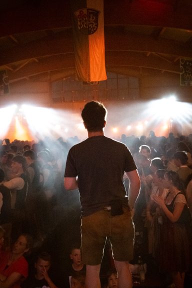 Musiker der Partyband Sauwuid auf der Bühne mit Blick ins Publikum in Esting beim Hallenfest