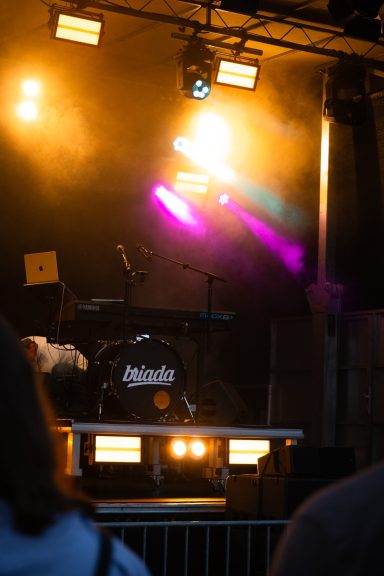 Beleuchtete Konzertbühne beim Auftritt der Band "Briada" beim Amperium Open Air in Fürstenfeldbruck