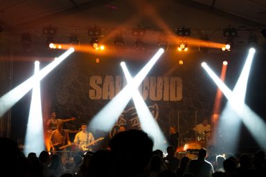 Partyband Sauwuid auf einer beleuchteten Bühne vor Publikum beim Auftritt beim Brauereifest in Kühbach