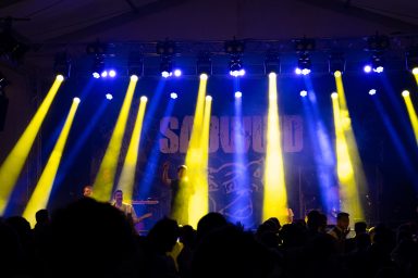 Live-Auftritt der Partyband Sauwuid beim Brauereifest in Kühbach mit blau-gelber Bühnenbeleuchtung