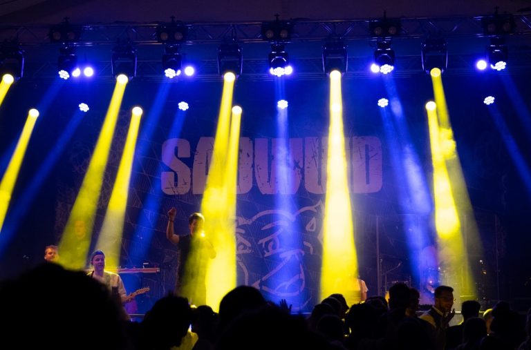Live-Konzert der Band "Sauwuid" mit Bühnenbeleuchtung und Publikum – Konzertfotografie von CC Creative Studios