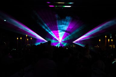 Mehrfarbige Laserstrahlen über dem Publikum bei einer Veranstaltung mit LLS