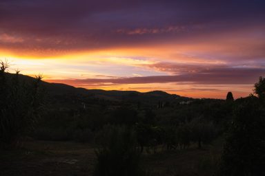 Sonnenuntergang über der Landschaft bei San Gimignano in der Toskana