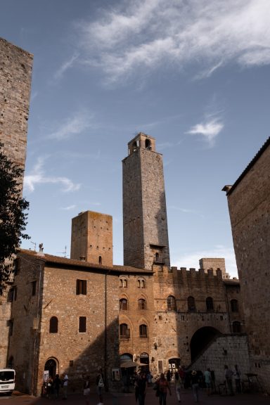 Mittelalterlicher Turm und historischer Platz in San Gimignano, Toskana