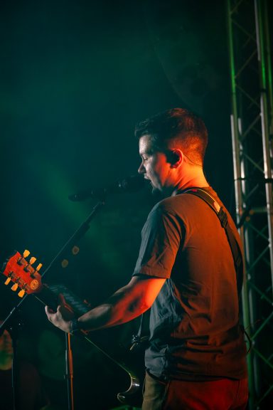 Sänger und Gitarrist der Partyband und ehemaligen Oktoberfestband Sauwuid bei einem Live-Auftritt