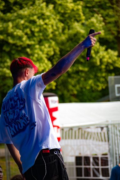 Sänger Simon Will vor dem Publikum beim Amperium Open Air in Fürstenfeldbruck