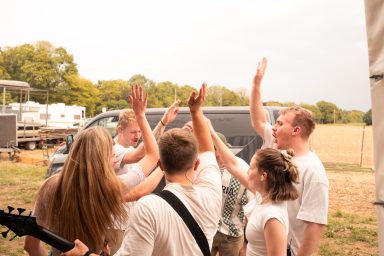 Mitglieder der Partyband Sauwuid bei einem Auftritt in München