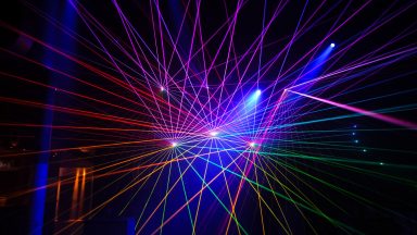 Violettes Lasernetz über einer Veranstaltung bei einer Lasershow von LLS
