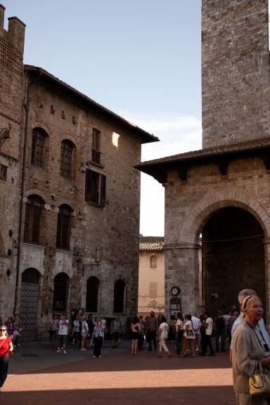Historischer Platz mit Torbogen in San Gimignano in der Toskana