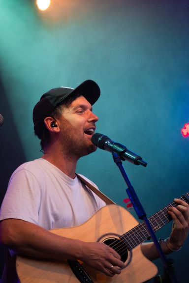 Sänger der Band "Briada" mit Akustikgitarre beim Amperium Open Air in Fürstenfeldbruck