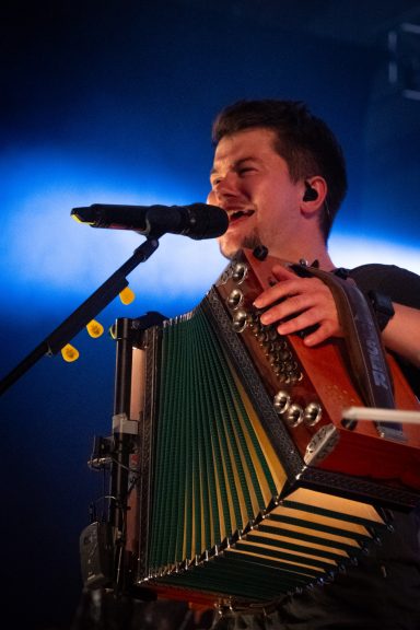 Sänger der Partyband Sauwuid mit Akkordeon bei einem Live-Auftritt beim Hallenfest in Esting
