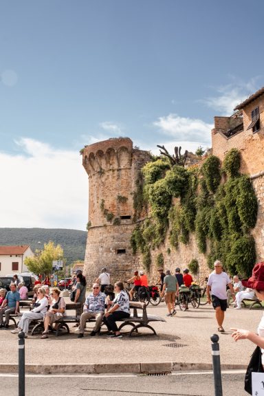 Historischer Platz mit Brunnen und mittelalterlicher Architektur in San Gimignano