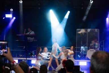 Künstlerin "Kleo mit K" mit Tänzerinnen auf der Bühne beim Amperium Open Air in Fürstenfeldbruck