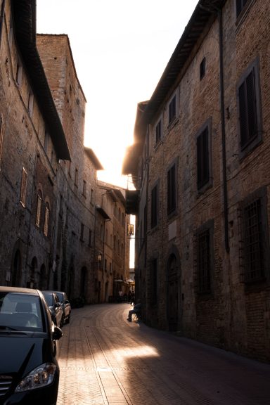 Historische Straße im warmen Abendlicht in San Gimignano, Toskana