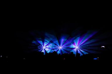 Blau-violette Laserstrahlen bei einer Show der Firma LLS