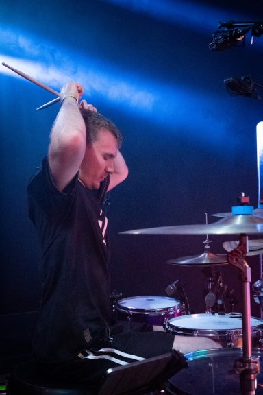Schlagzeuger SaschPak der Partyband Sauwuid während eines Live-Auftritts beim Hallenfest in Esting