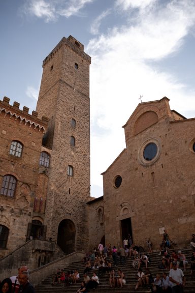 Historische Kirche und mittelalterlicher Turm in San Gimignano in der Toskana