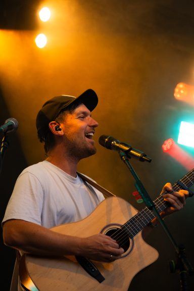 Sänger der Band "Briada" mit Akustikgitarre beim Amperium Open Air in Fürstenfeldbruck