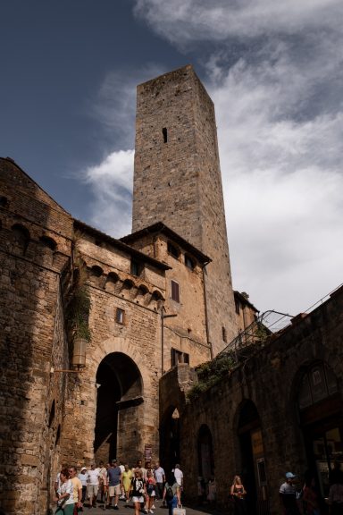 Mittelalterlicher Steinturm vor blauem Himmel in San Gimignano, Toskana