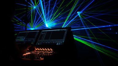 Steuerung einer Lasershow von LLS mit Blick auf die laufende Show