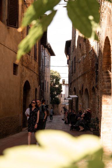 Historische Gasse in San Gimignano mit Touristen