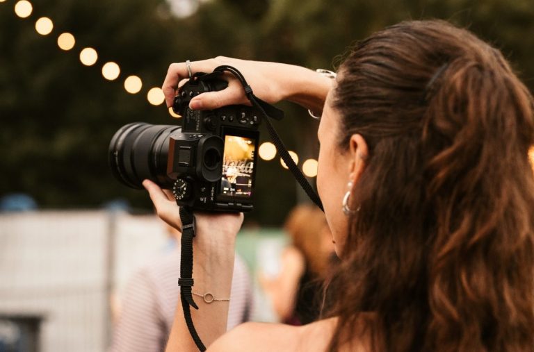 Fotografin von CC Creative Studios beim Fotografieren eines Events